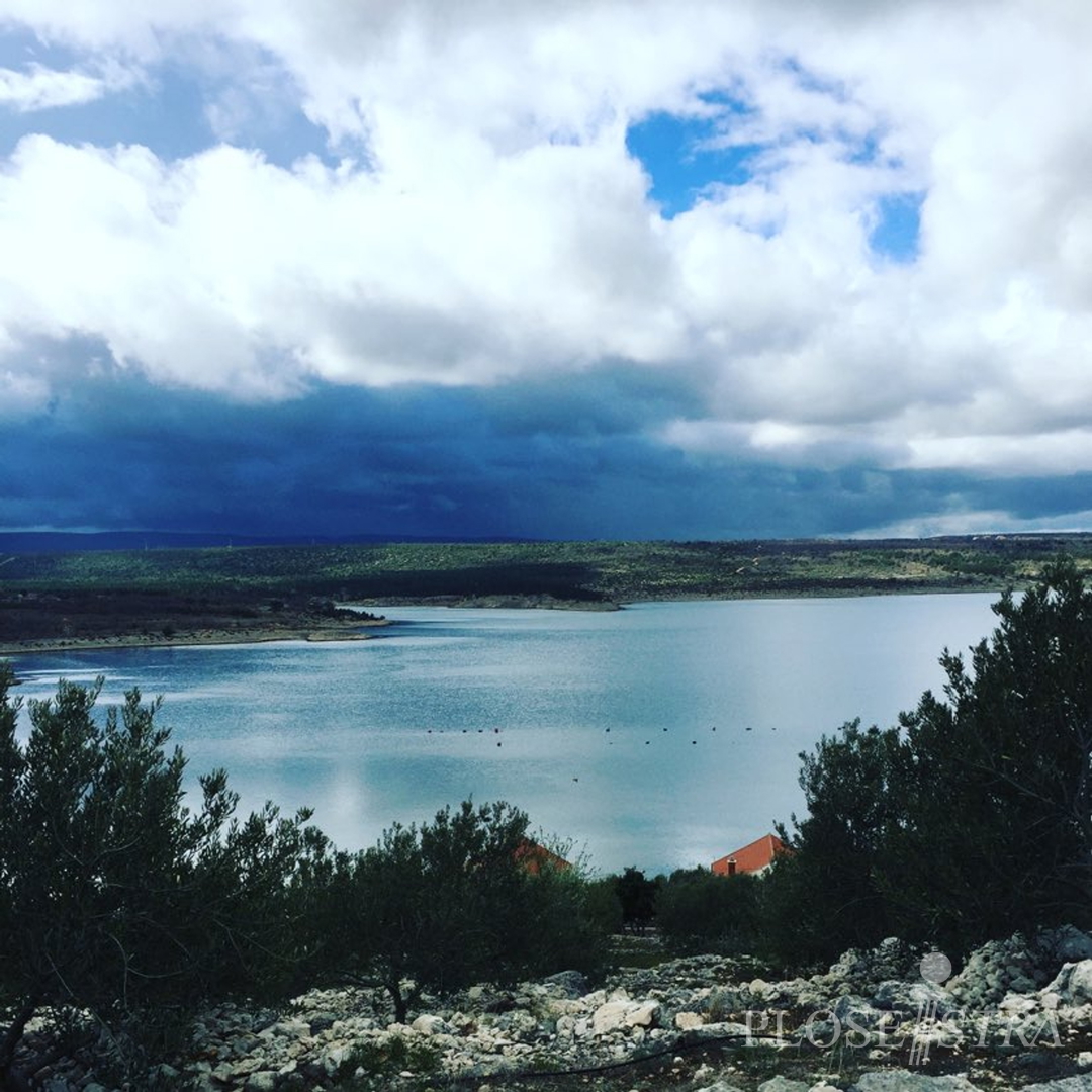 GRAĐEVINSKO ZEMLJIŠTE UZ MORE S PREDIVNIM POGLEDOM NA NOVIGRADSKI ZALJEV