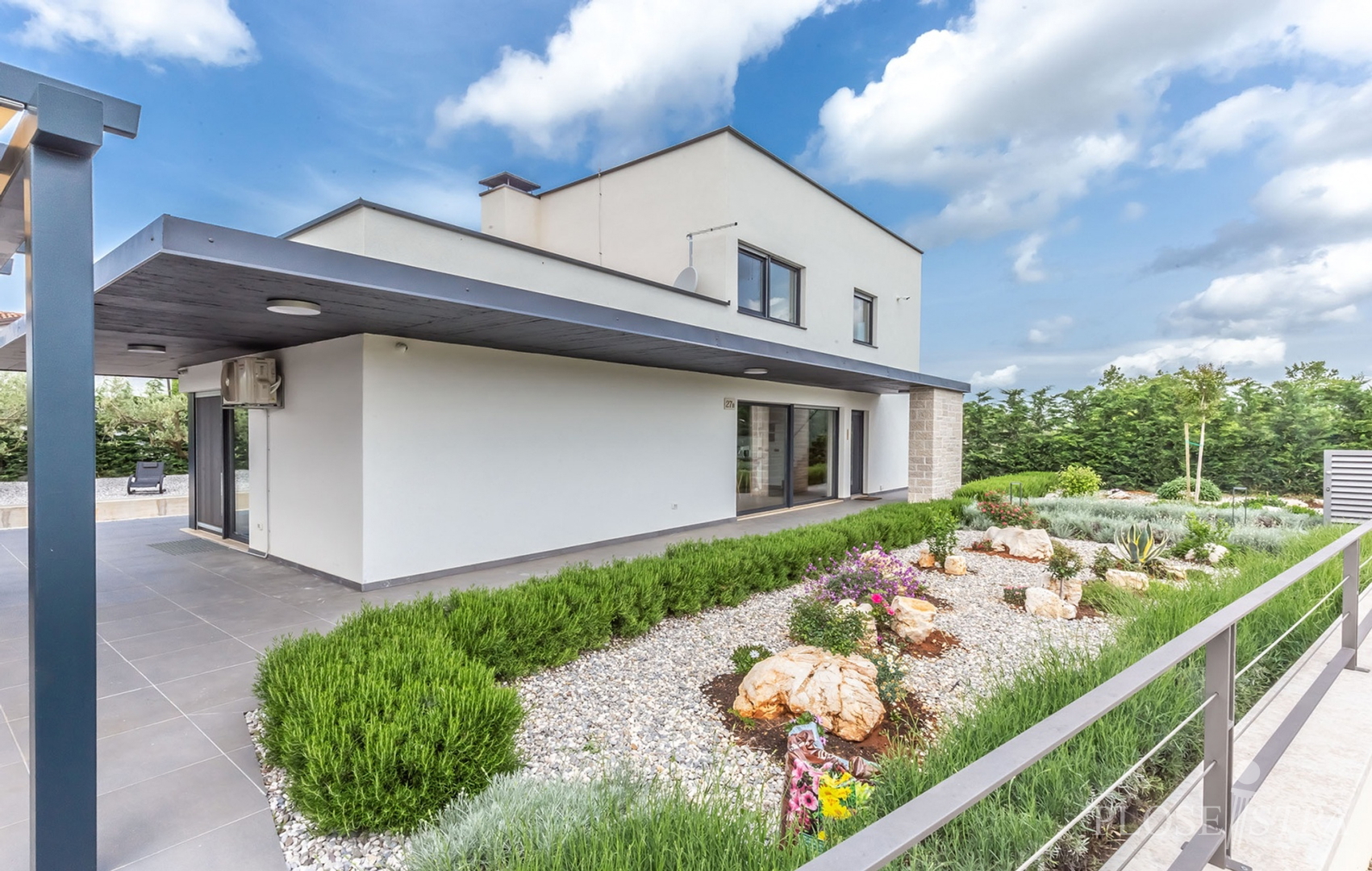 MODERNA I KVALITETNA VILA NA DOBROJ LOKACIJI!