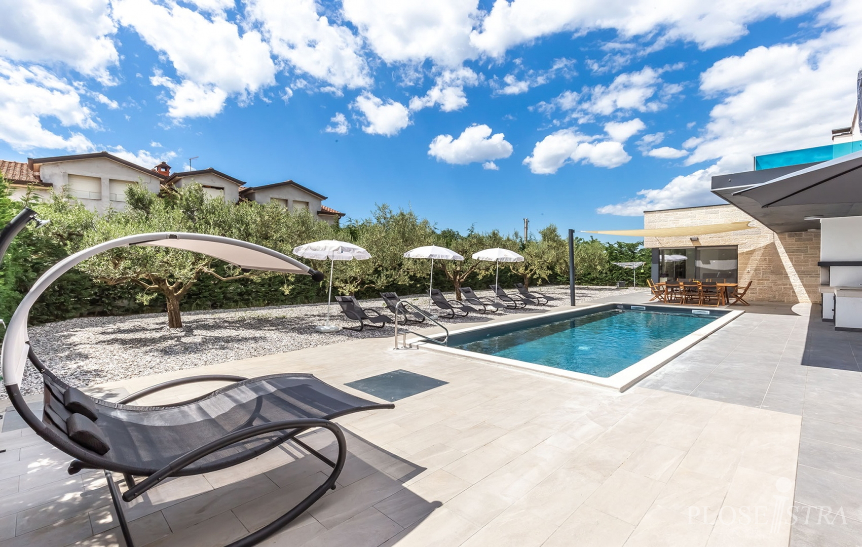 MODERNA I KVALITETNA VILA NA DOBROJ LOKACIJI!