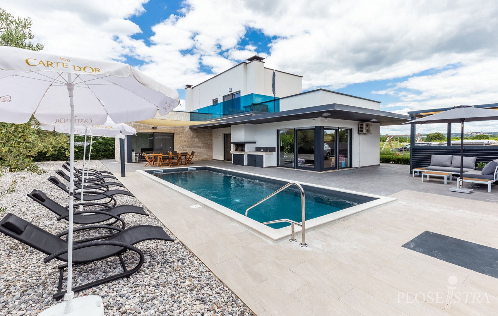 MODERNA I KVALITETNA VILA NA DOBROJ LOKACIJI!