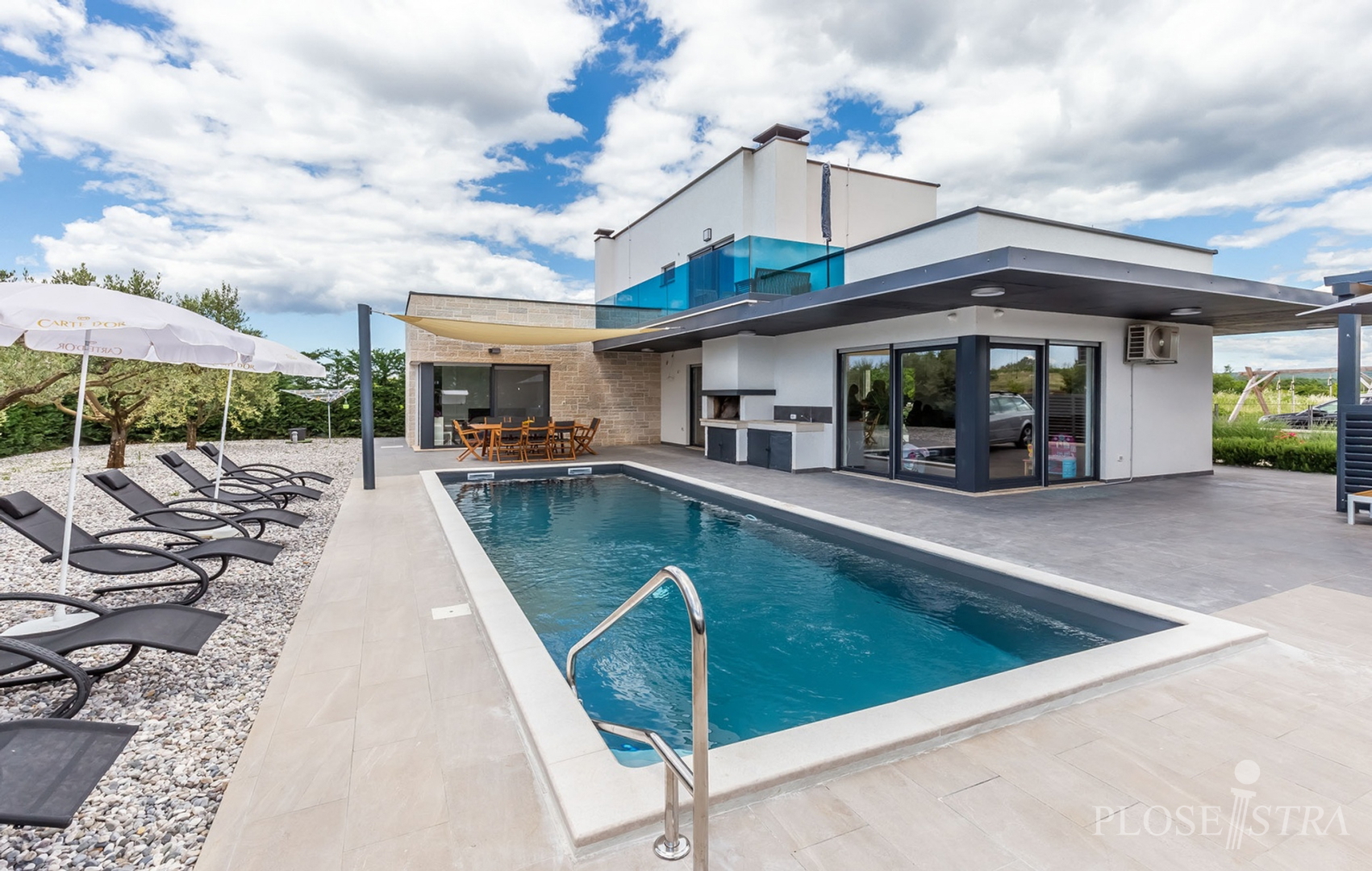 MODERNA I KVALITETNA VILA NA DOBROJ LOKACIJI!