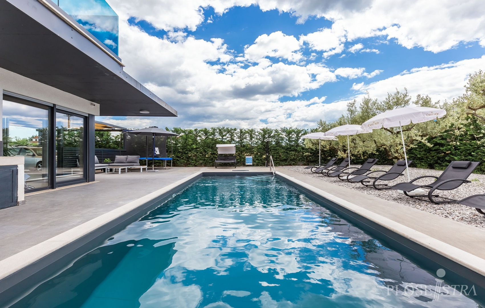 MODERNA I KVALITETNA VILA NA DOBROJ LOKACIJI!