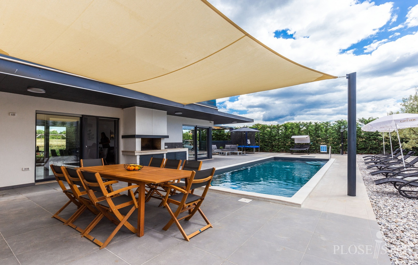 MODERNA I KVALITETNA VILA NA DOBROJ LOKACIJI!