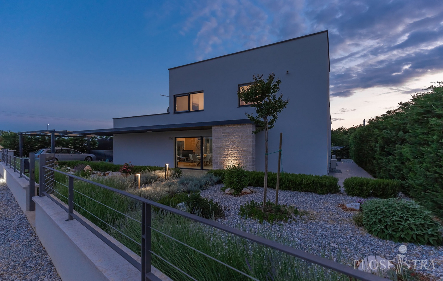 MODERNA I KVALITETNA VILA NA DOBROJ LOKACIJI!