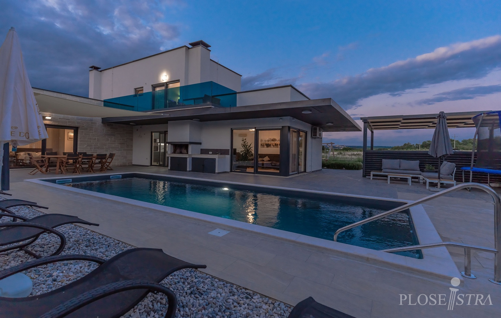 MODERNA I KVALITETNA VILA NA DOBROJ LOKACIJI!