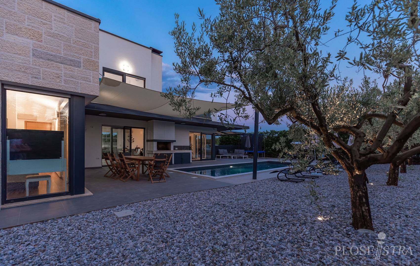 MODERNA I KVALITETNA VILA NA DOBROJ LOKACIJI!