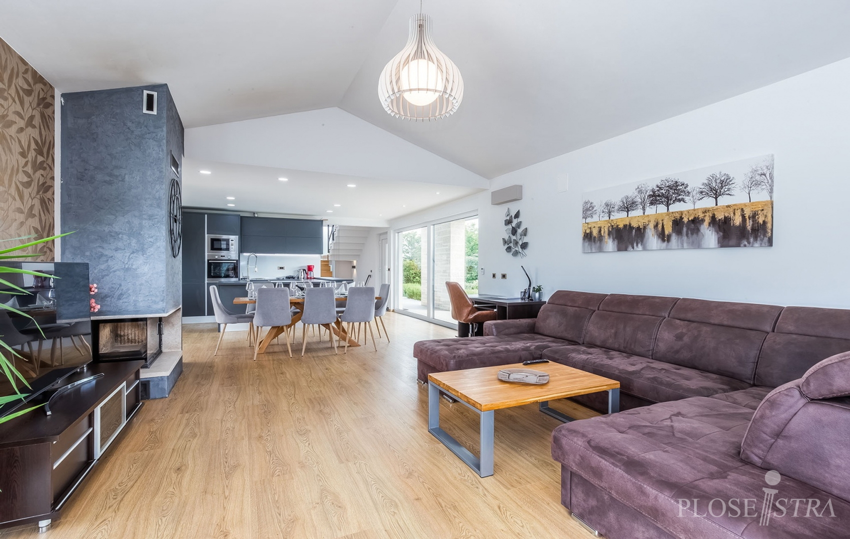 MODERNA I KVALITETNA VILA NA DOBROJ LOKACIJI!