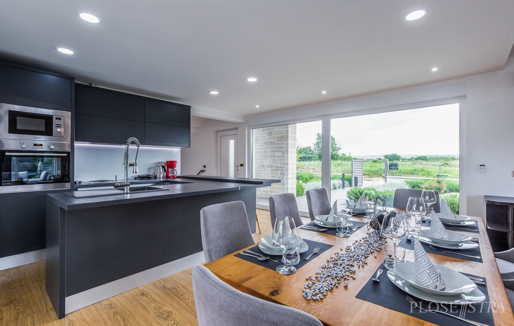 MODERNA I KVALITETNA VILA NA DOBROJ LOKACIJI!