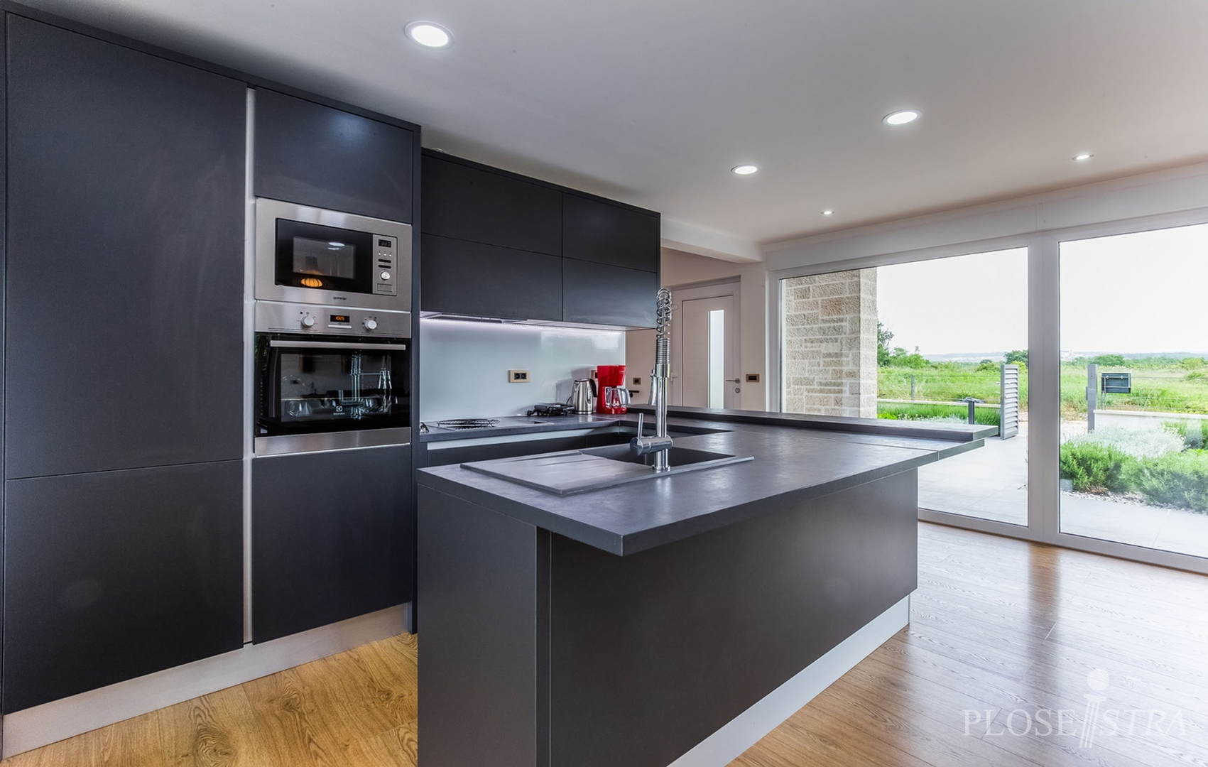 MODERNA I KVALITETNA VILA NA DOBROJ LOKACIJI!