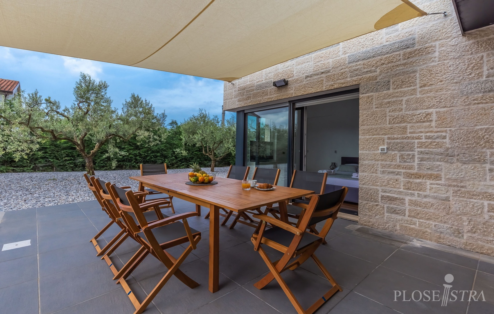 MODERNA I KVALITETNA VILA NA DOBROJ LOKACIJI!