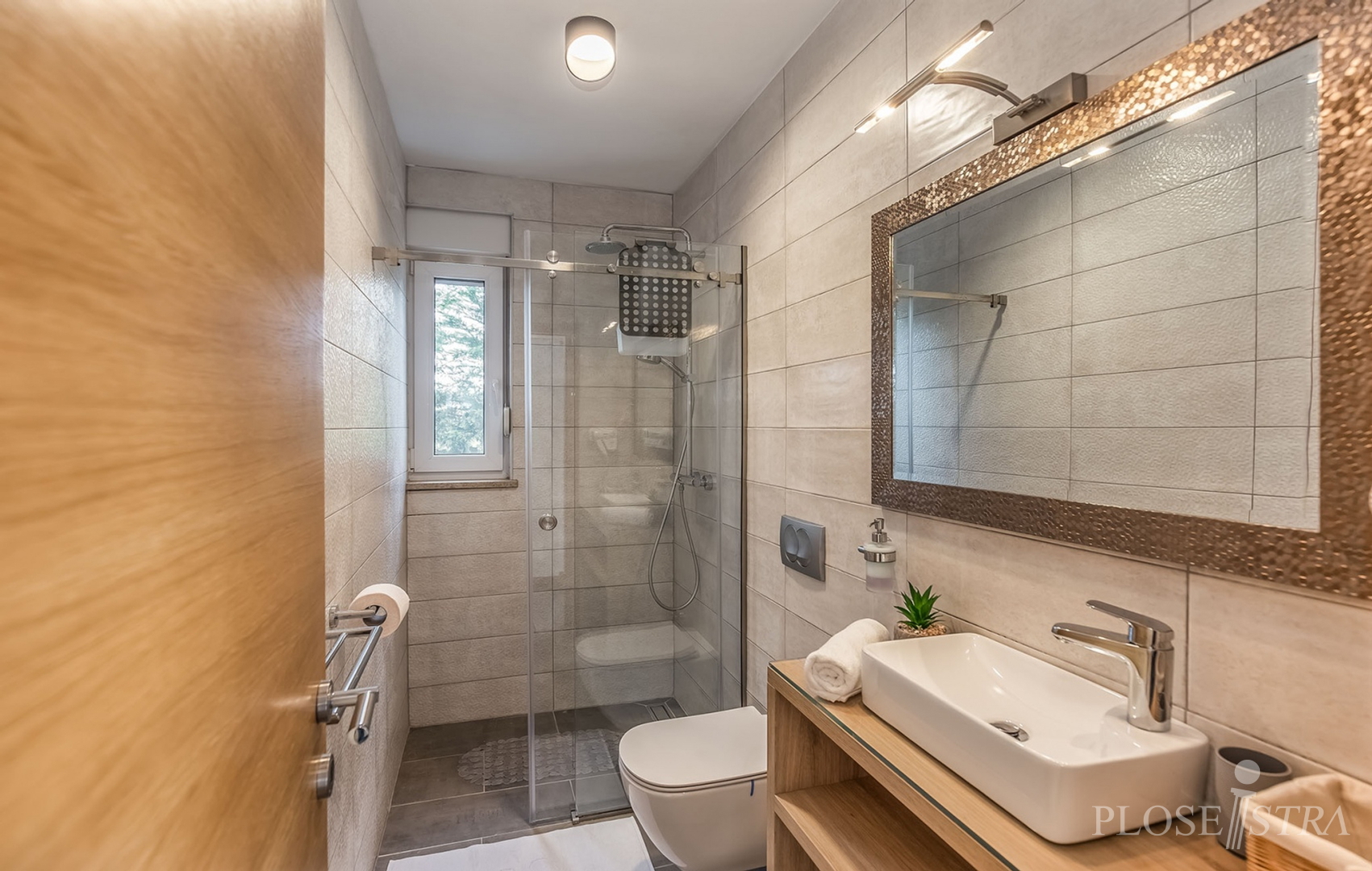 MODERNA I KVALITETNA VILA NA DOBROJ LOKACIJI!