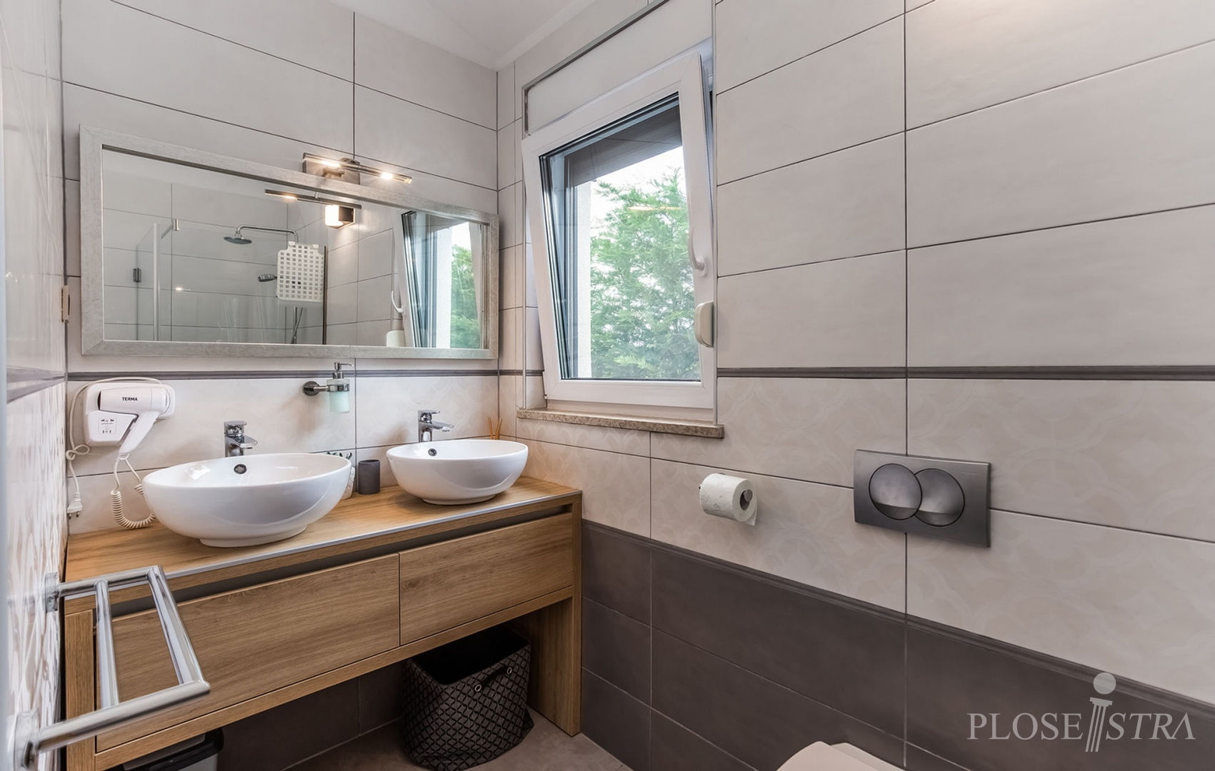 MODERNA I KVALITETNA VILA NA DOBROJ LOKACIJI!