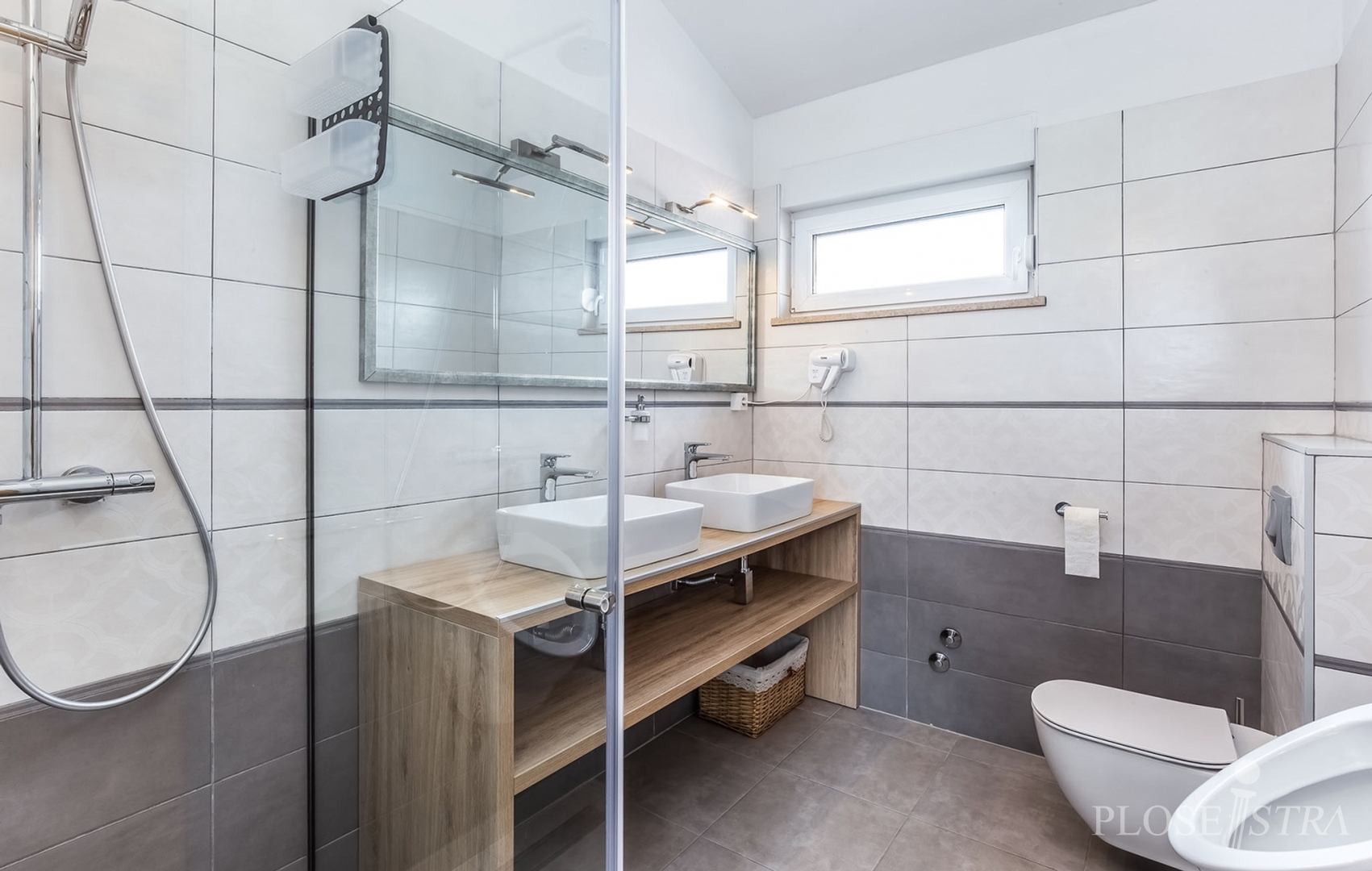 MODERNA I KVALITETNA VILA NA DOBROJ LOKACIJI!