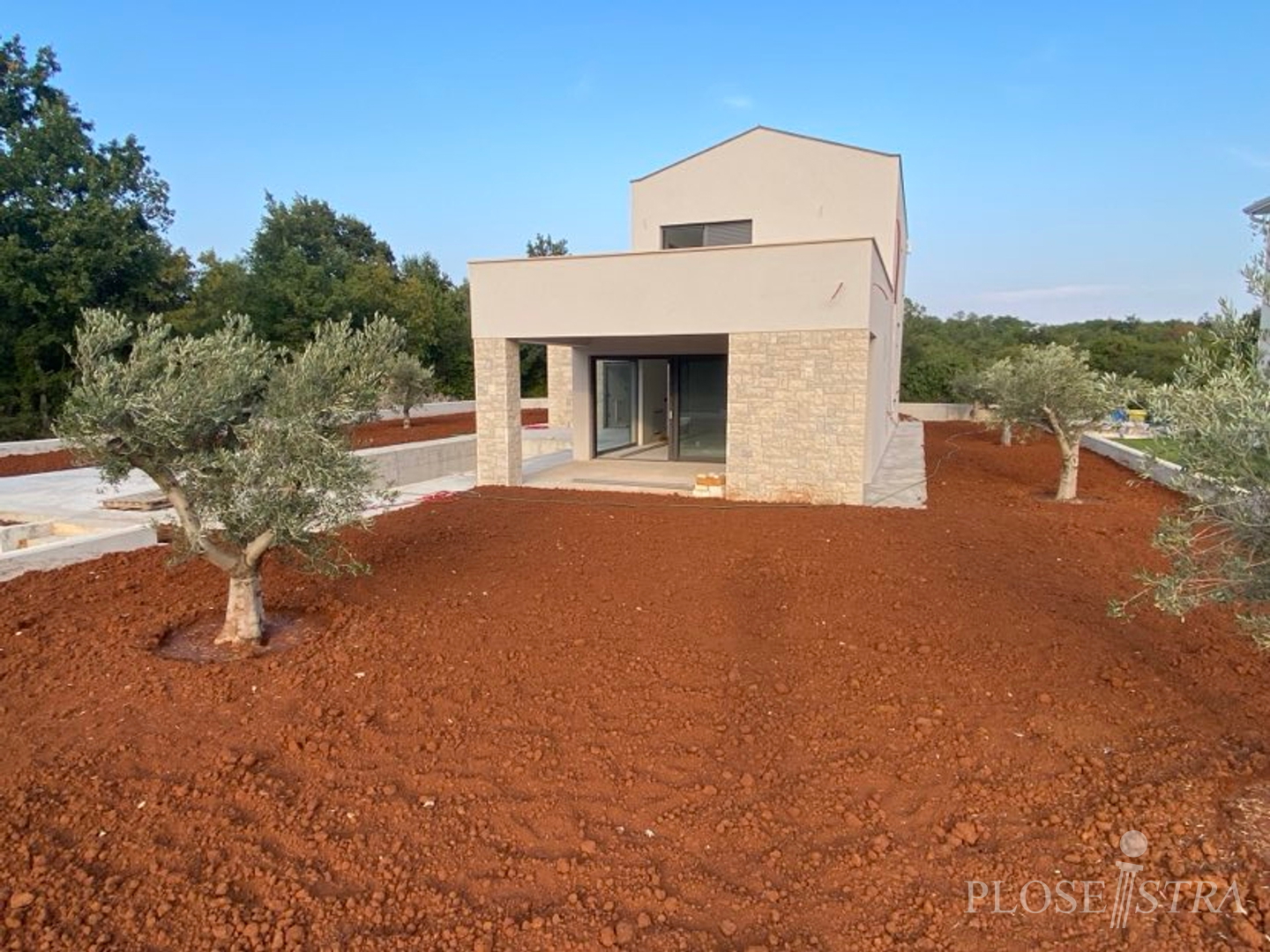 HIGH QUALITY MODERN VILLA WITH POOL IN A QUIET ENVIRONMENT!