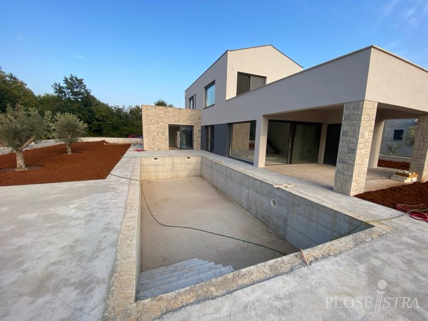 HIGH QUALITY MODERN VILLA WITH POOL IN A QUIET ENVIRONMENT!