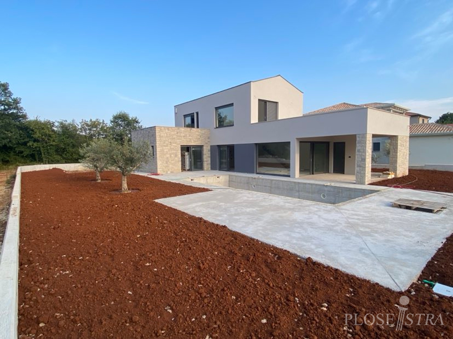HIGH QUALITY MODERN VILLA WITH POOL IN A QUIET ENVIRONMENT!
