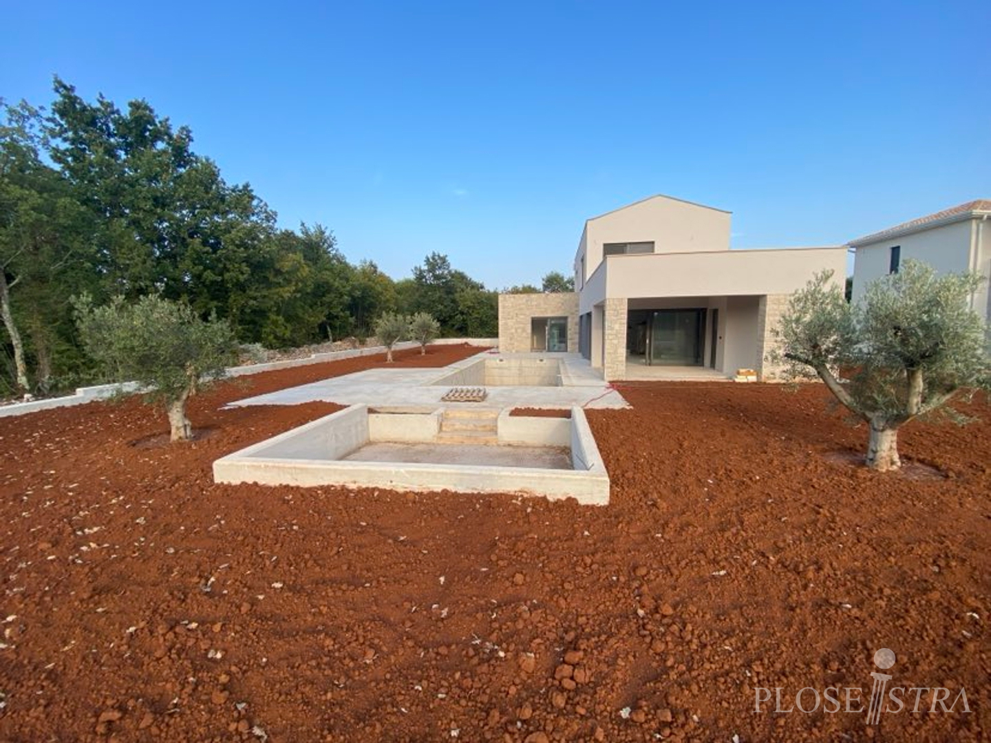 HIGH QUALITY MODERN VILLA WITH POOL IN A QUIET ENVIRONMENT!