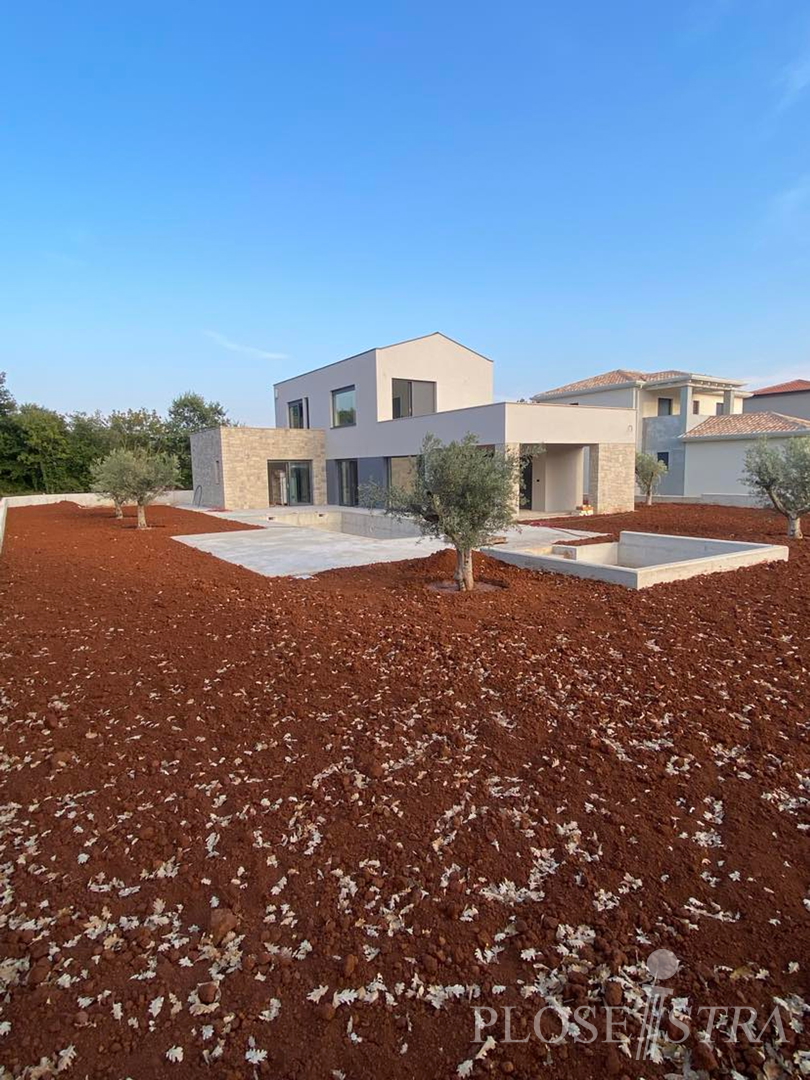 HIGH QUALITY MODERN VILLA WITH POOL IN A QUIET ENVIRONMENT!