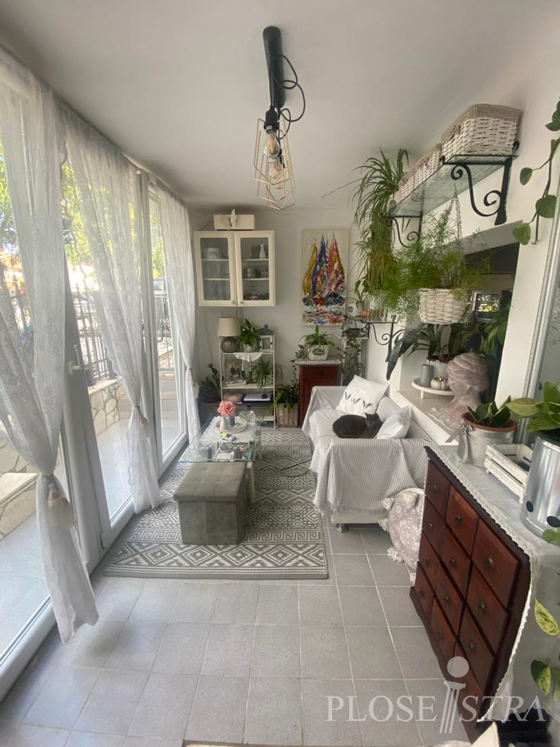 POREČ; STAN PRIZEMLJE; BLIZINA MORA I CENTRA!