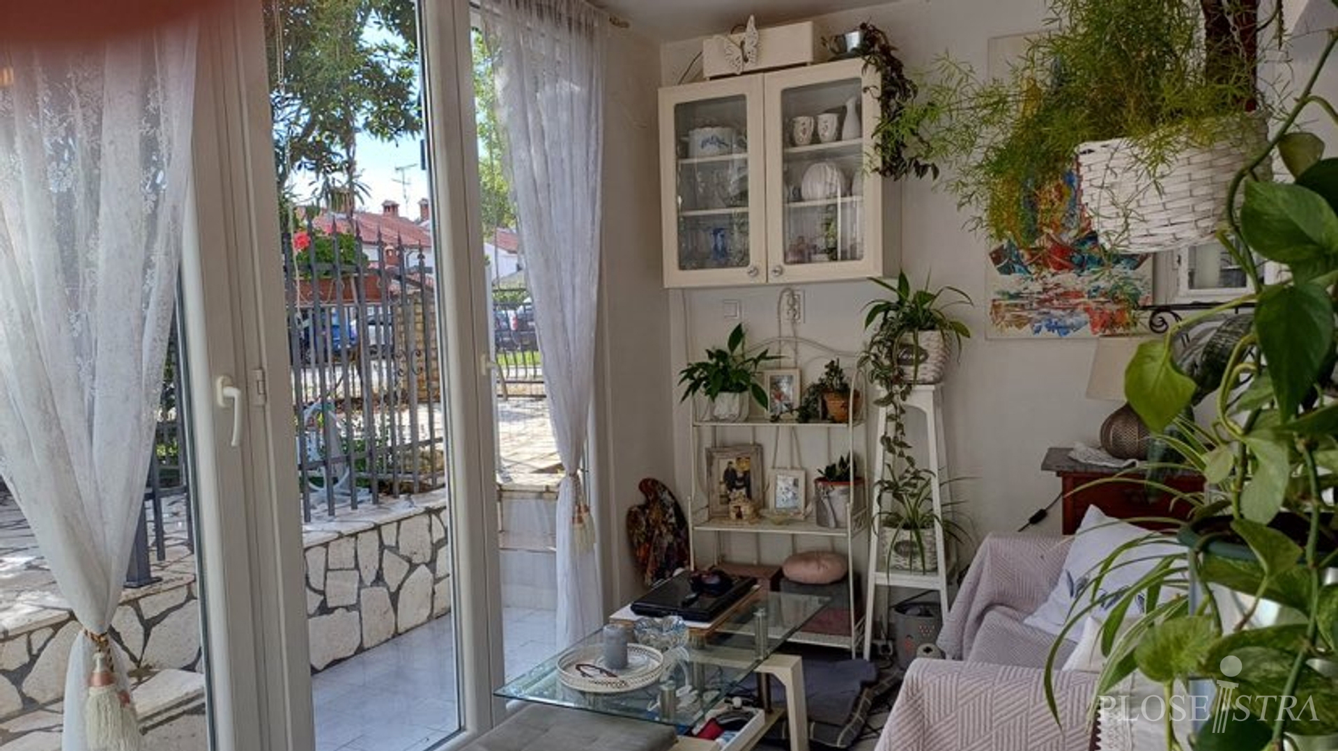 POREČ; STAN PRIZEMLJE; BLIZINA MORA I CENTRA!