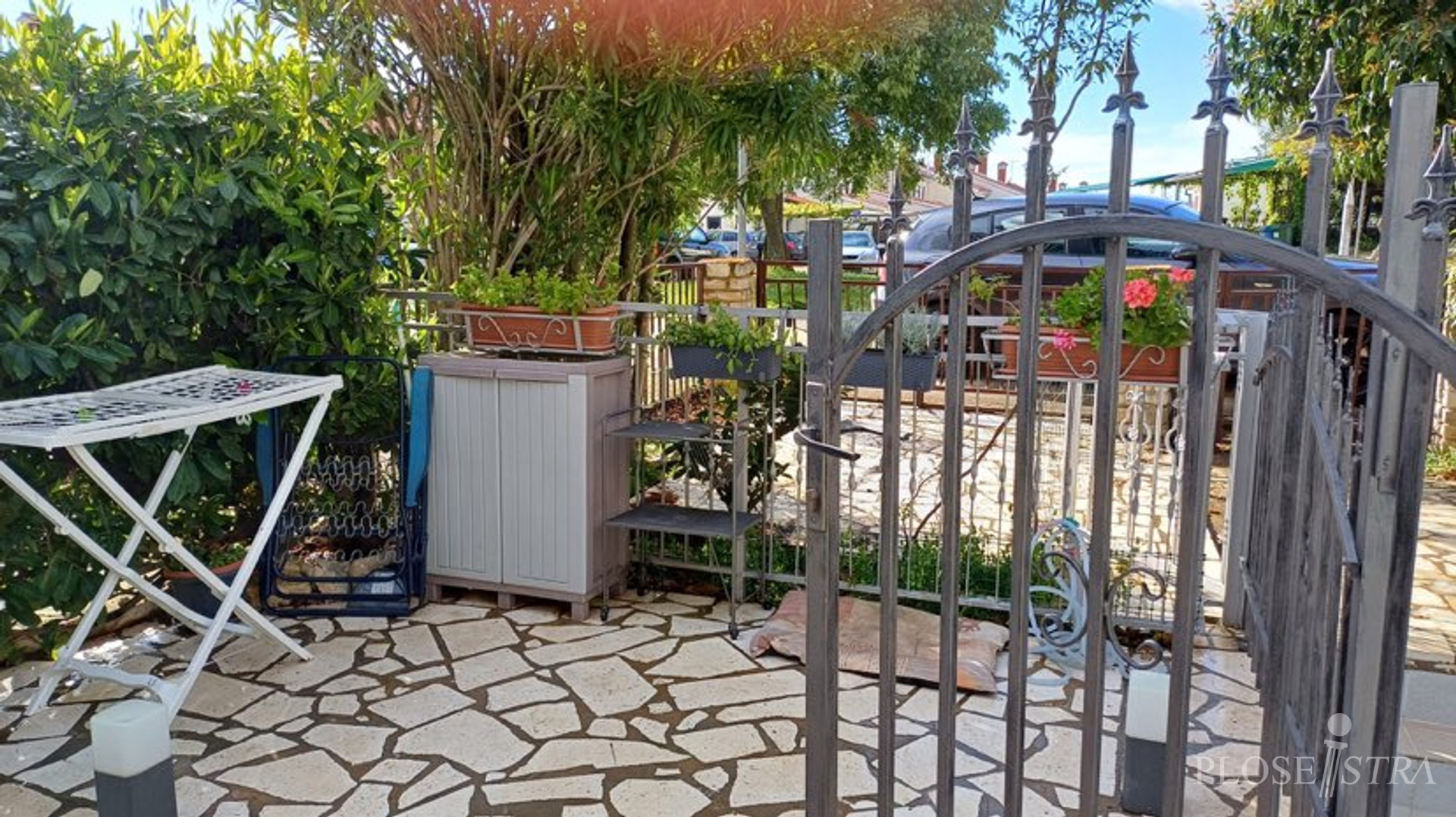 POREČ; STAN PRIZEMLJE; BLIZINA MORA I CENTRA!