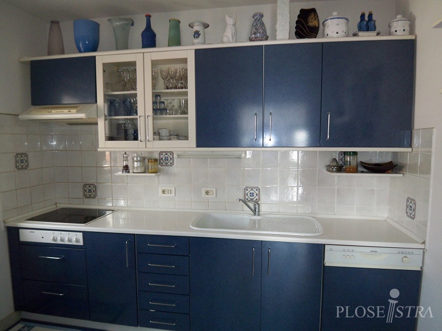 ATRAKTIVNA KUĆA SA 9 APARTMANA U POREČU NA VRHUNSKOJ LOKACIJI!!