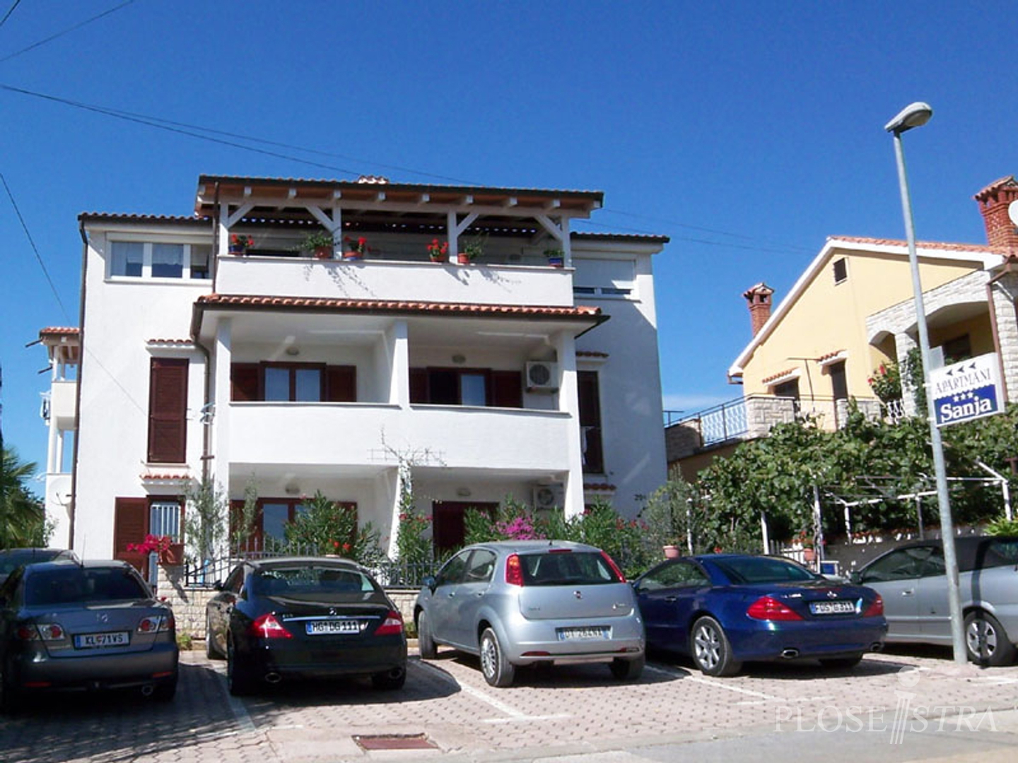 ATRAKTIVNA KUĆA SA 9 APARTMANA U POREČU NA VRHUNSKOJ LOKACIJI!!