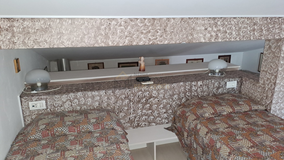 PAKOŠTAN, DRAGE, DVOETAŽNI STAN SA OTVORENIM POGLEDOM PREMA MORU  I GARAŽNIM MJESTOM