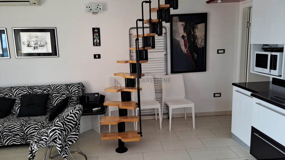 PAKOŠTAN, DRAGE, DVOETAŽNI STAN SA OTVORENIM POGLEDOM PREMA MORU  I GARAŽNIM MJESTOM