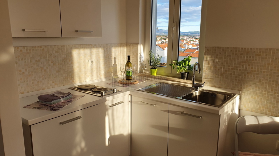 Vodice, manji dvosobni apartman sa pogledom na more