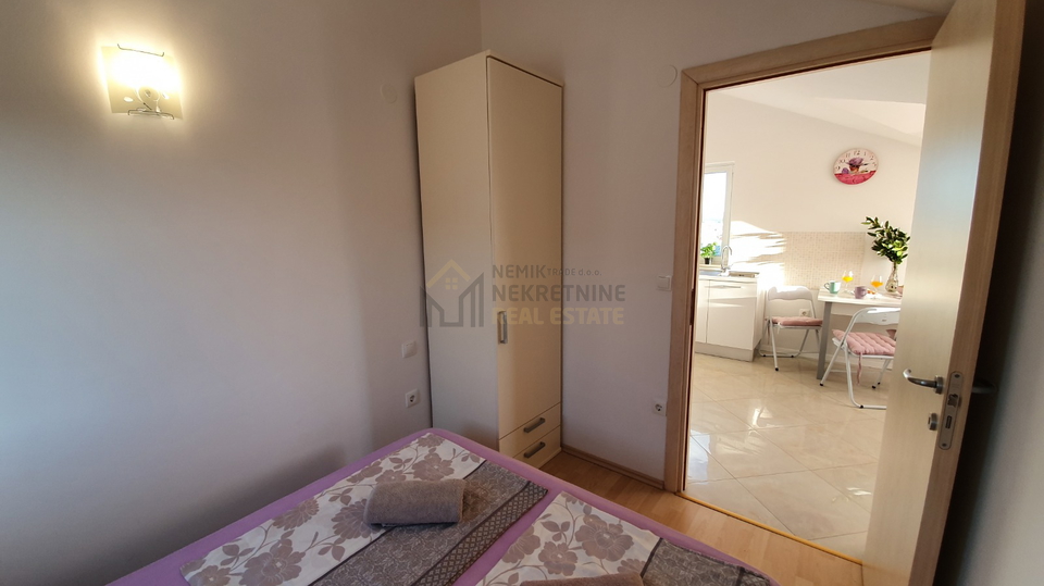 Vodice, manji dvosobni apartman sa pogledom na more