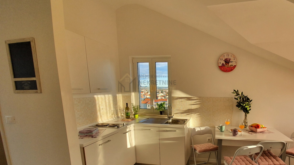 Vodice, manji dvosobni apartman sa pogledom na more