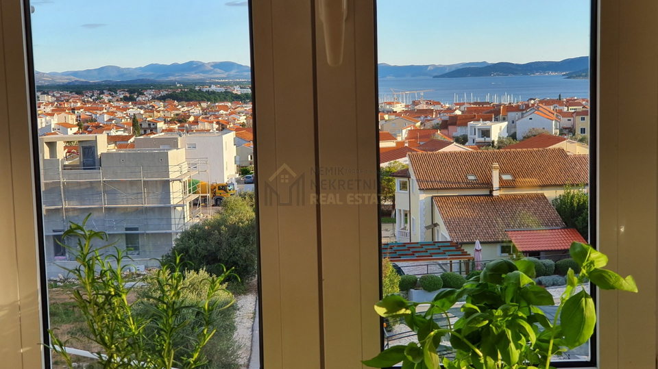 Vodice, manji dvosobni apartman sa pogledom na more