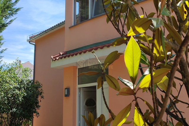 VODICE, DETACHED HOUSE WITH TWO RESIDENTIAL UNITS