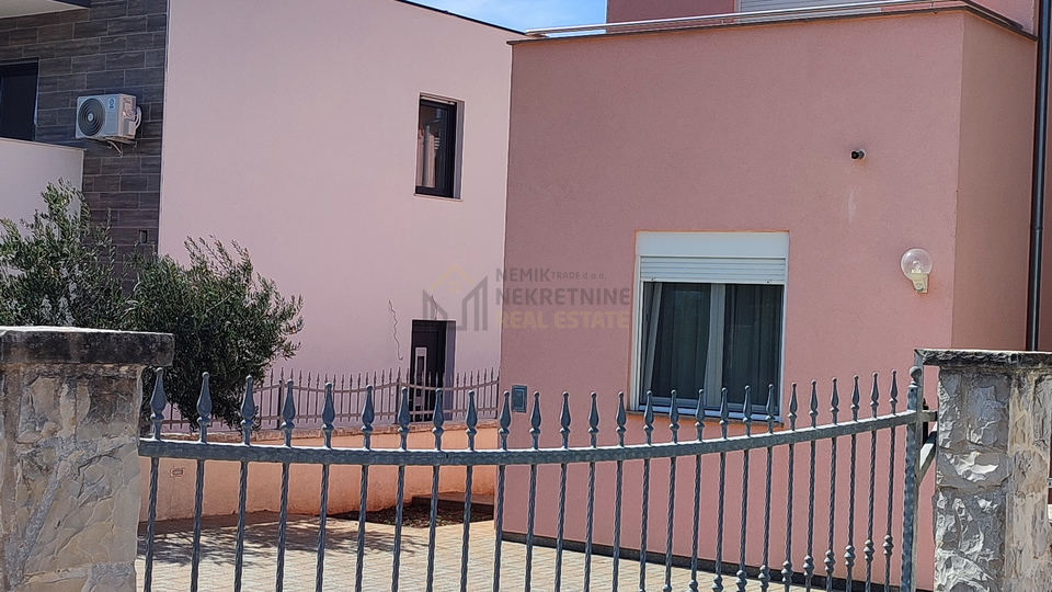 VODICE, EINFAMILIENHAUS MIT ZWEI WOHNEINHEITEN