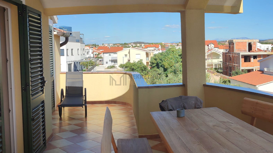 Vodice, house with a spacious yard and swimming pool