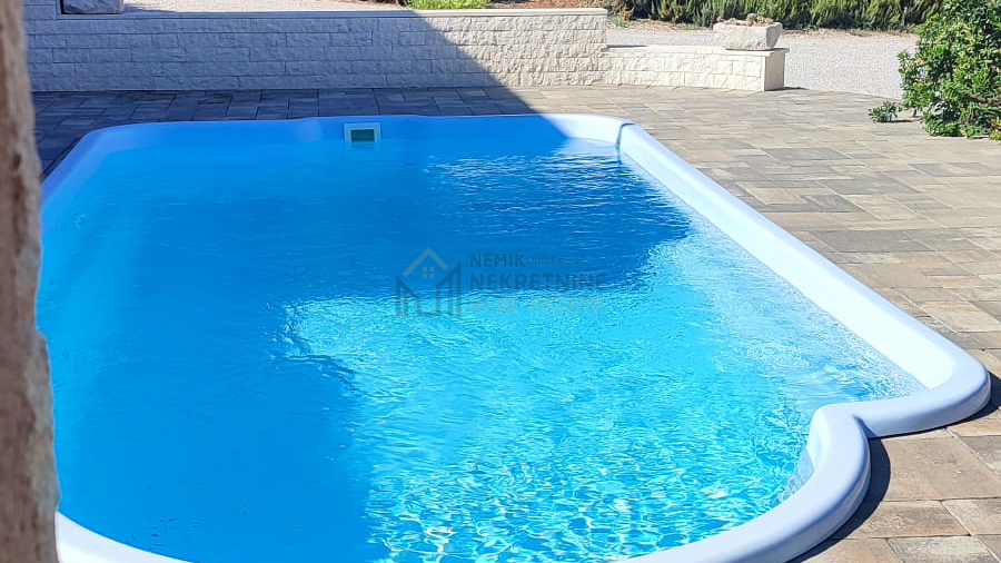 Vodice, house with a spacious yard and swimming pool