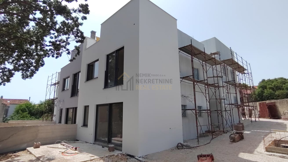 VODICE, NEW BUILDING IN THE CENTER, APARTMENT WITH ROOFTOP POOL