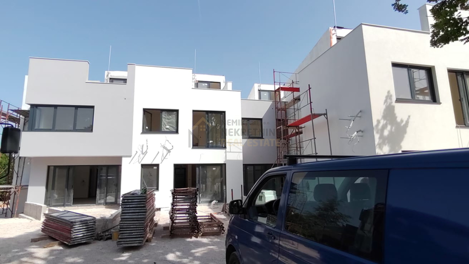 VODICE, NEW BUILDING IN THE CENTER, APARTMENT WITH ROOFTOP POOL