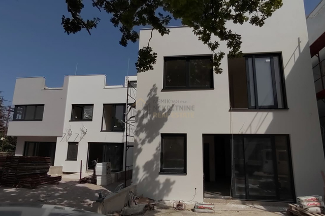 VODICE, NEW BUILDING IN THE CENTER, APARTMENT WITH ROOFTOP POOL