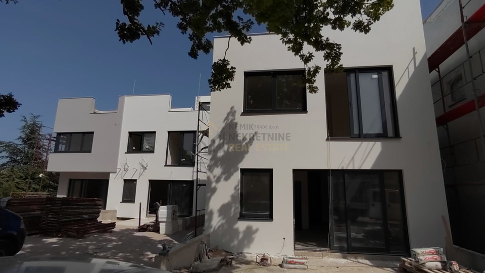 VODICE, NEW BUILDING IN THE CENTER, APARTMENT WITH ROOFTOP POOL