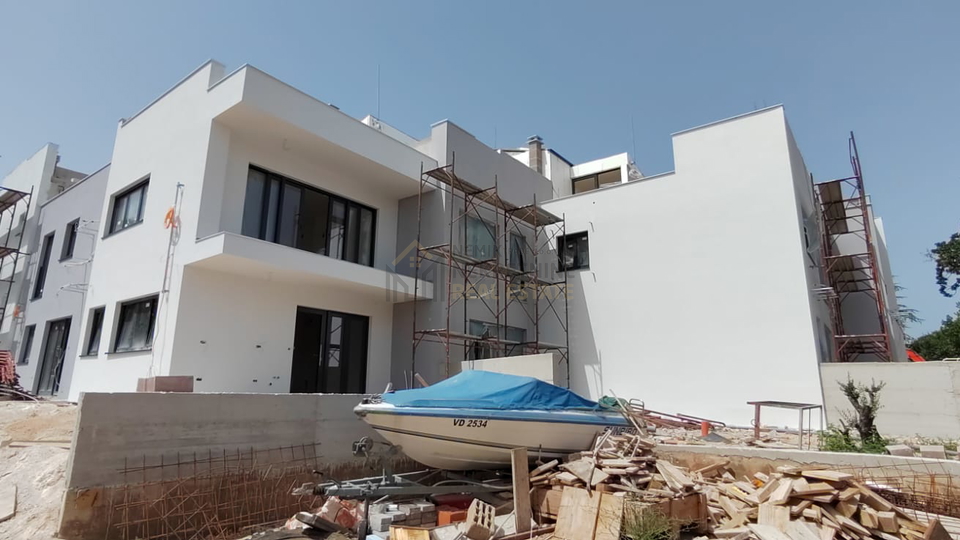 VODICE, NEW BUILDING IN THE CENTER, APARTMENT WITH ROOFTOP POOL