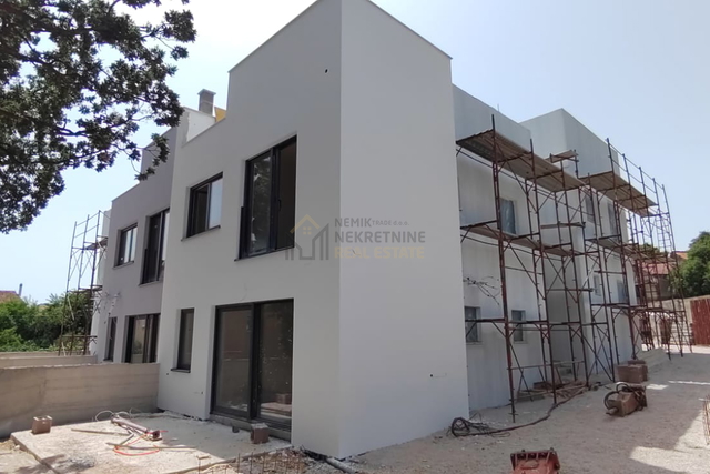 VODICE, NEW BUILDING IN THE CENTER, APARTMENT WITH ROOFTOP POOL