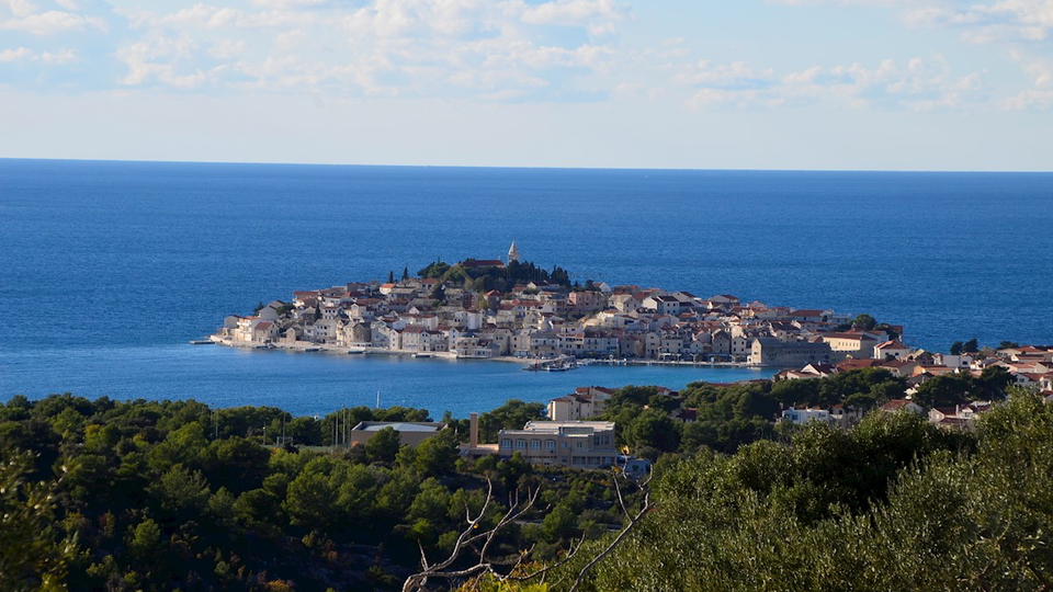 PRIMOŠTEN, ATTRACTIVE LAND WITH SEA VIEW