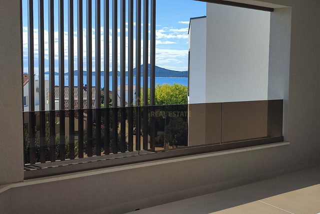 VODICE, DREIZIMMERWOHNUNG MIT GARAGEPLATZ UND FREIER AUSSICHT