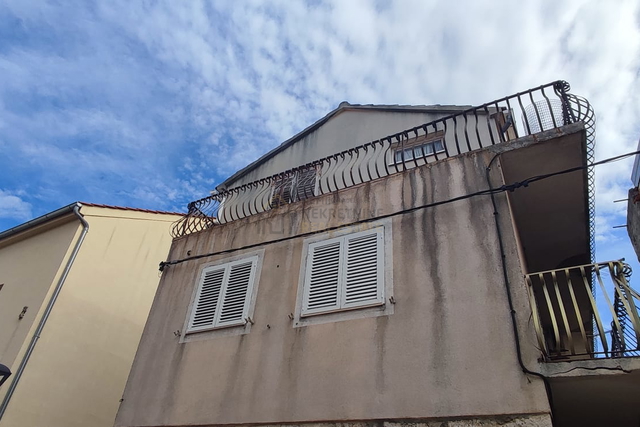 VODICE, STONE HOUSE WITH APARTMENT AND BUSINESS SPACE IN THE CENTER OF VODICE