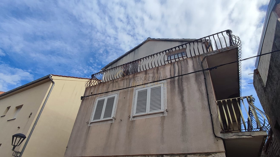 VODICE, STONE HOUSE WITH APARTMENT AND BUSINESS SPACE IN THE CENTER OF VODICE