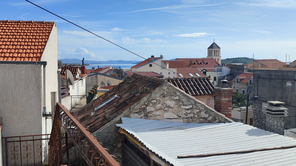 VODICE, KAMENA  KUĆA SA STANOM I POSLOVNIM PROSTOROM U UŽEM CENTRU VODICA