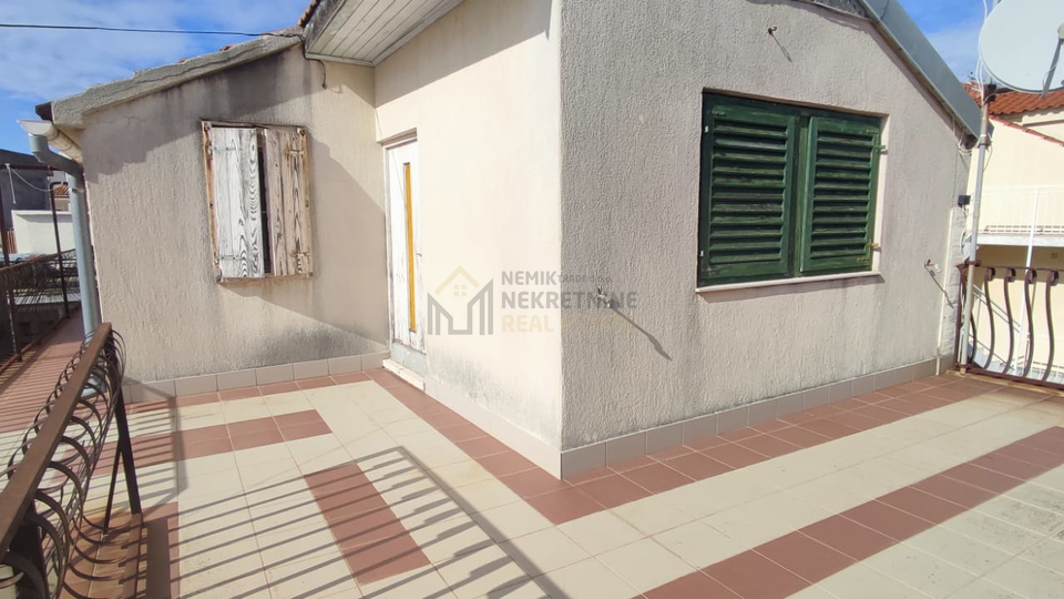 VODICE, STONE HOUSE WITH APARTMENT AND BUSINESS SPACE IN THE CENTER OF VODICE