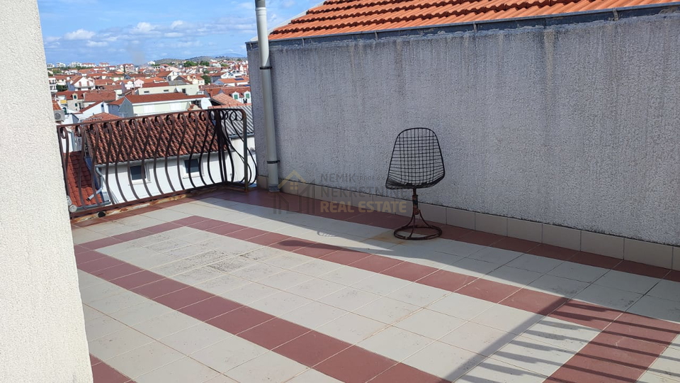 VODICE, STONE HOUSE WITH APARTMENT AND BUSINESS SPACE IN THE CENTER OF VODICE